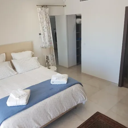 Roc Maria Lucia Willa